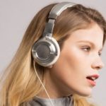 Xiaomi Mi Headphones на голове