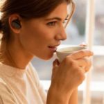 Sony Xperia Ear — женщина пьет чай