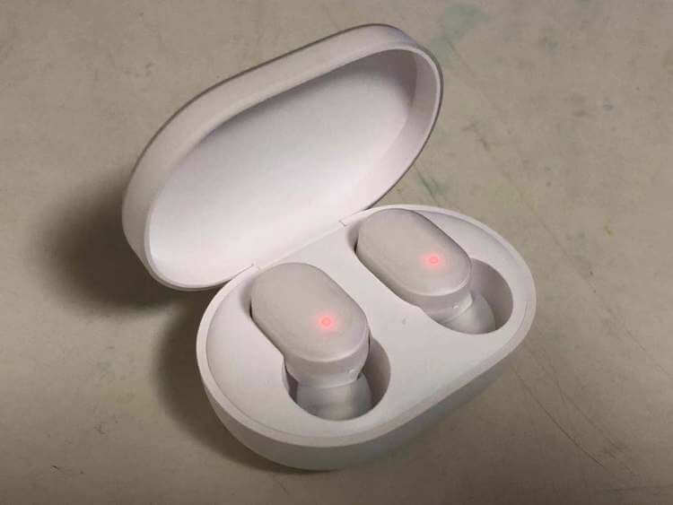 Xiaomi Mi AirDots на зарядке