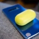 Обзор Galaxy Buds - новые беспроводные наушники от Samsung (2019) 19 Galaxy Buds зарядка от телефона