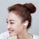 Xiaomi Mi AirDots в ухе