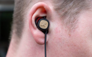 Marshall Minor II Bluetooth крепление в ухе