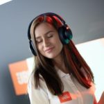 JBL Live 650BTNC на голове