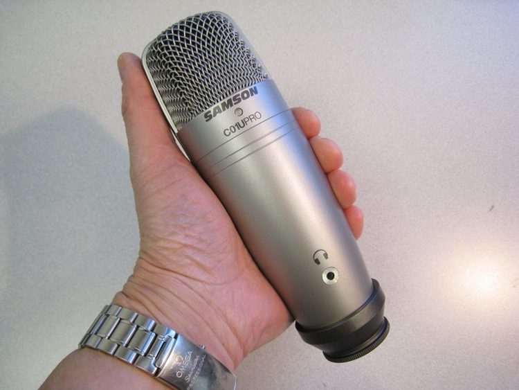 Микрофон Samson C01U Pro в руке