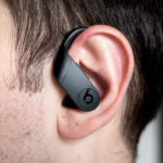 Powerbeats Pro в ухе