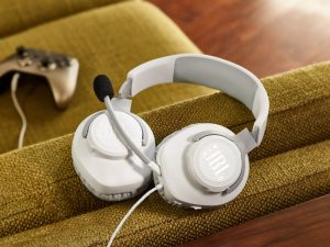 JBL_Quantum 100_White_Lifestyle Image_Still_2048px
