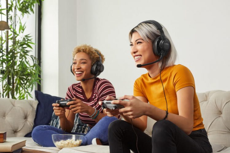 JBL_Quantum 200_Q300_Lifestyle Image_Group Gaming_2048px