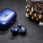 JBL Live 300TWS датчик и индикатор на корпусе