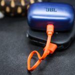 JBL Live 300TWS на зарядке