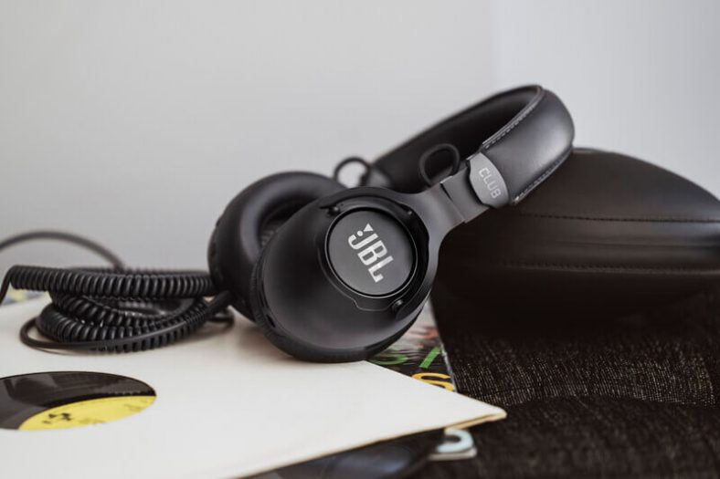 Новая серия наушников JBL CLUB - шумоподавление, качественный звук и технологии 6 Новая серия наушников JBL CLUB — шумоподавление, качественный звук и технологии