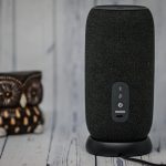 JBL Link Portable на зарядном устройстве