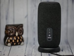 JBL Link Portable на зарядном устройстве