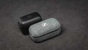 Sennheiser CX 400BT и Sennheiser Momentum True Wireless 2 сравнение кейсов