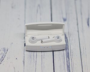 Nakamichi Uno наушники в кейсе (индикация: каждый наушник заряжается)