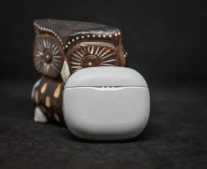 JBL Tune 125 TWS кейс спереди, индикаторы