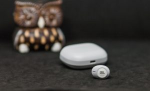 JBL Tune 125 TWS кнопка