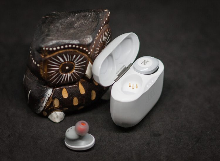 JBL Tune 125 TWS кейс внутри