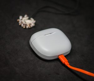 JBL Tune 125 TWS на зарядке