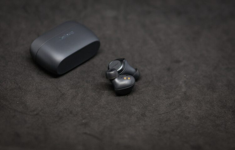 Jabra Elite Active 75t зарядные клеммы