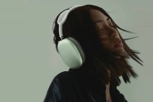 Apple AirPods Max на голове