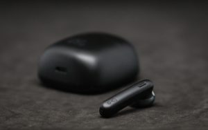 JBL Tune 225 TWS кнопка и логотип на наушнике