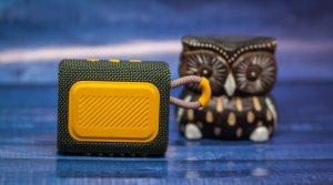 JBL Go 3 сзади, прорезиненная подставка