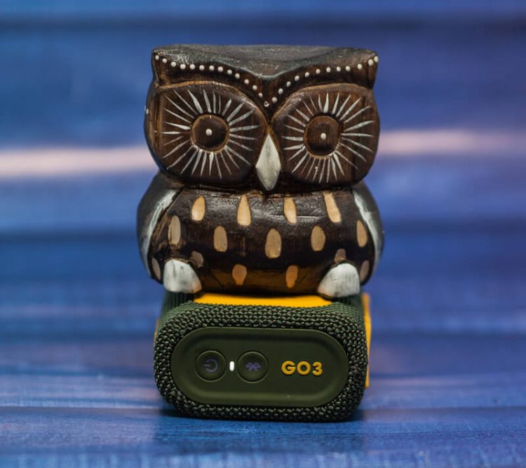 JBL Go 3 сбоку, кнопки и индикатор