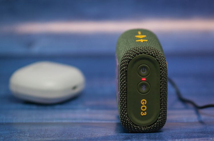 JBL Go 3 на зарядке, индикация