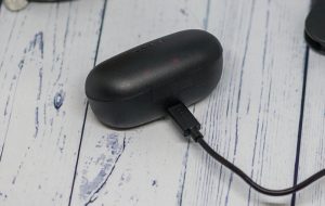 Наушники TWS Sony WF-XB700 на зарядке, видны индикаторы