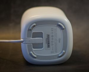 Sonos One SL снизу, подключение шнура питания