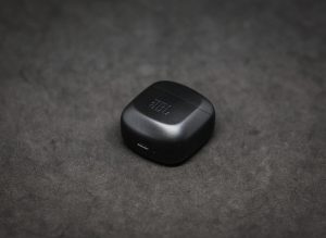 JBL Club Pro+ TWS кейс спереди
