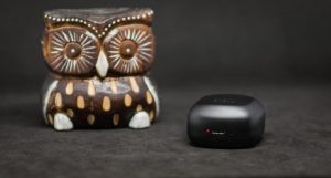 JBL Club Pro+ TWS кейс снизу: индикатор, Type-C