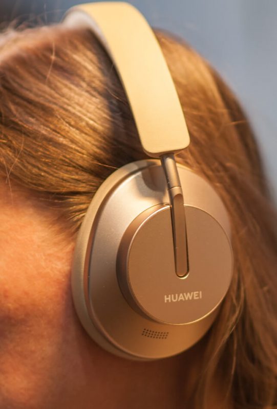 Huawei FreeBuds Studio на голове
