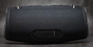 JBL Xtreme 3 сзади, заглушка на разъёмах