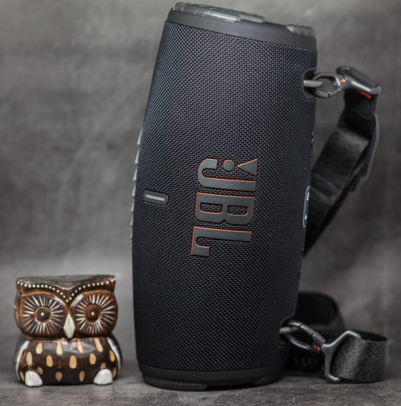Колонка JBL Xtreme 3 black (чёрный цвет) вертикально