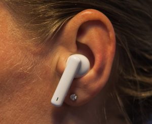 Huawei Freebuds 4i в ухе