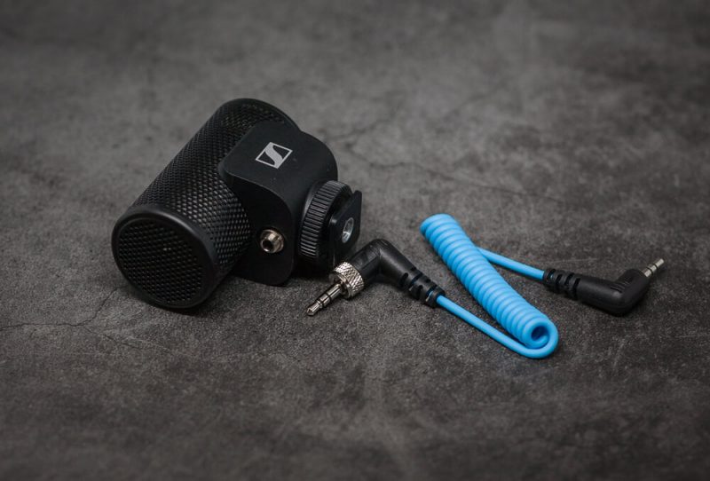 Микрофон Sennheiser MKE 200 и комплектный провод с дополнительным креплением-гайкой
