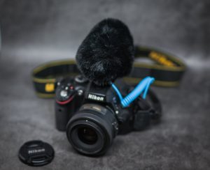 Микрофон Sennheiser MKE 200 на камере с дополнительной ветрозащитой