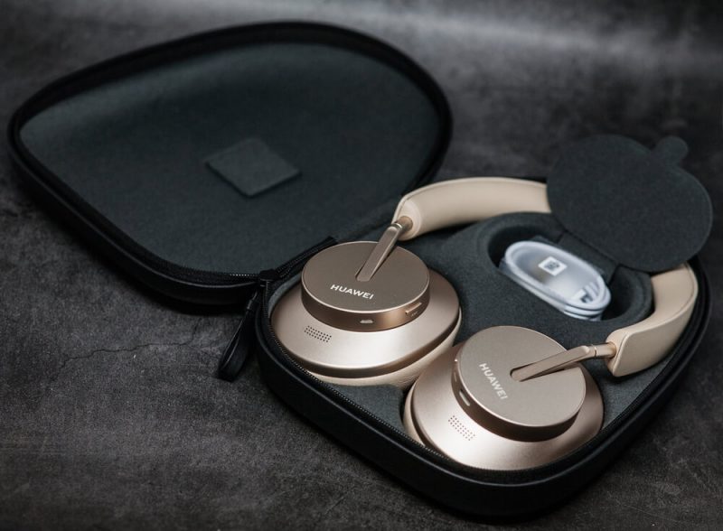 Huawei FreeBuds Studio в кейсе