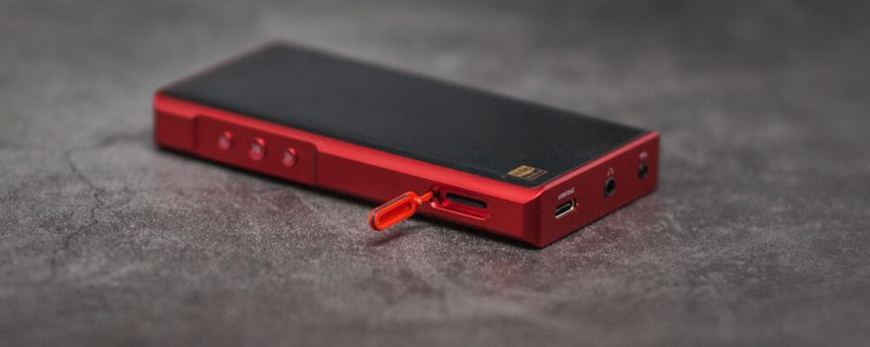 Shanling M5s сбоку, разъём microSD