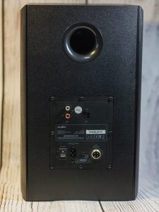 Sven MC-30 главная колонка сзади, интерфейсы подключения