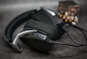 Asus ROG Theta 7.1 управление: переключатель и регулятор громкости