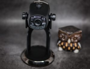 Blue Yeti X снизу: разъём для наушников, microUSB и крепление на стойку