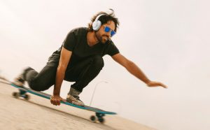 2.jbl tune 710bt lifestyle image hands free calls min