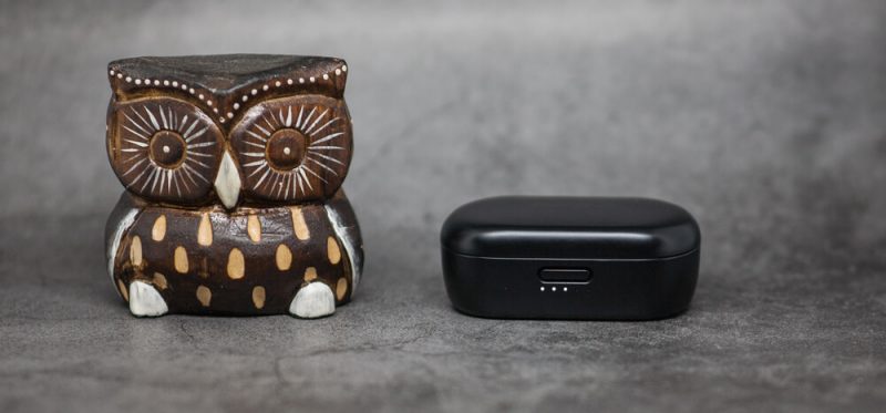 Bose QuietComfort Earbuds кейс спереди, индикация и кнопка