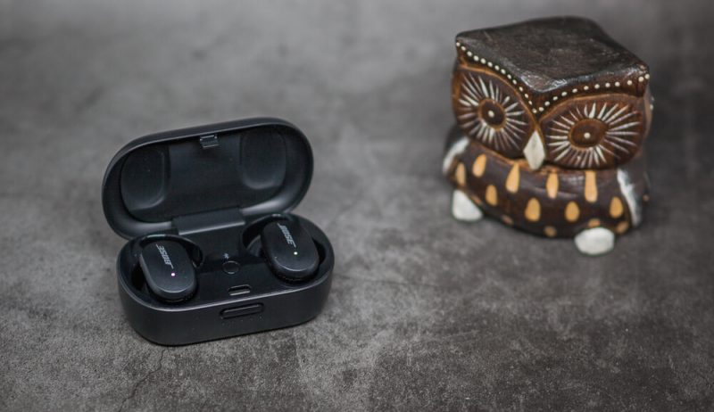 Наушники Bose QuietComfort Earbuds в кейсе, кнопка Bluetooth и крепление крышки