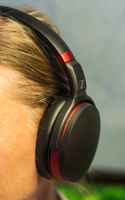 Sennheiser HD 458 BT на голове, сбоку