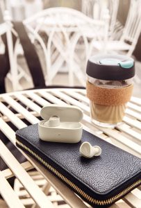 Jabra Elite 3 Gold Beige Contextual Garden 1 Medium