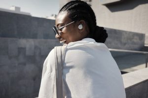 3.jbl reflect flow pro lifestyle image white mic technology
