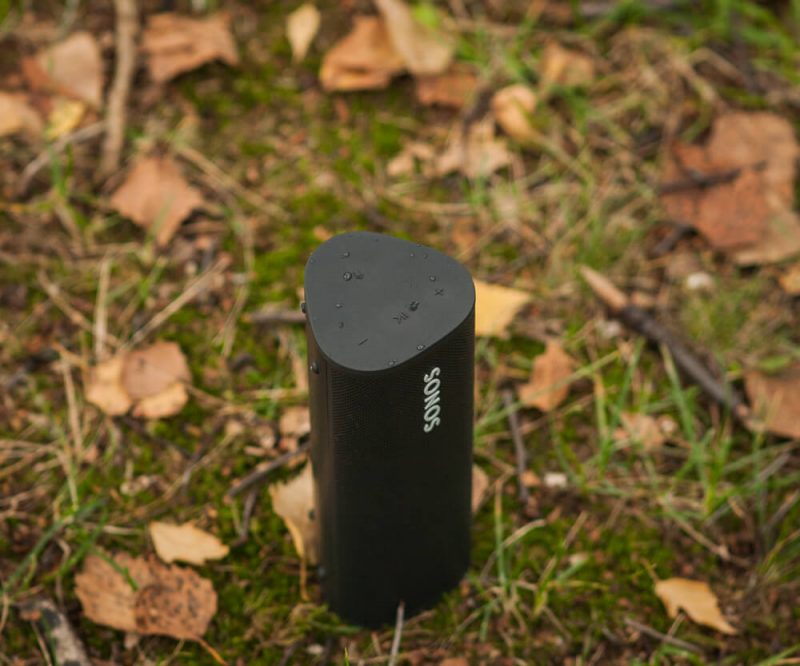 Sonos Roam сбоку, кнопки, прорезиненная поверхность